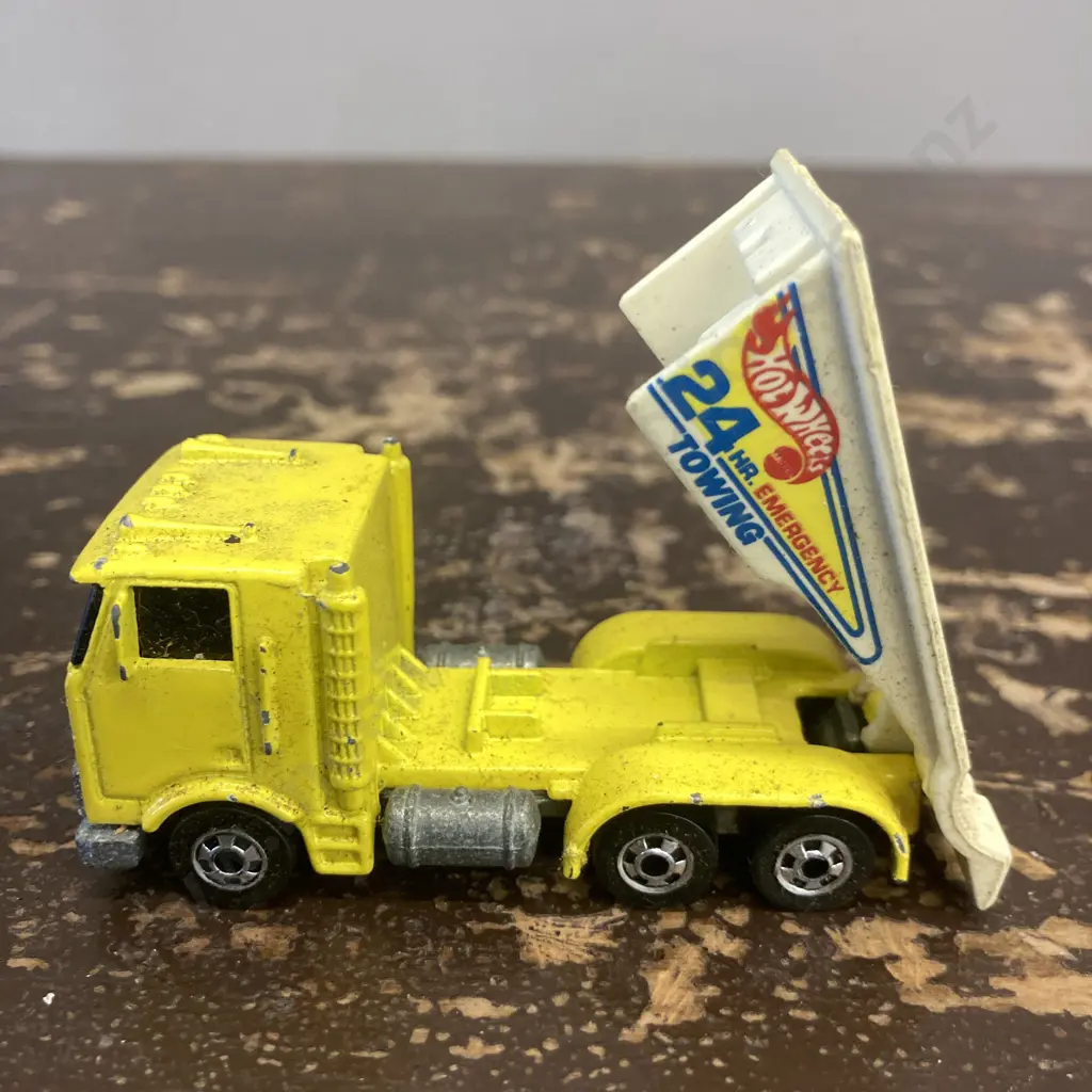 1985 Mattel Inc Hot Wheels Wreckin' Rig Truck, Yellow With Ramp & 1990  Avalanche Resort Guest Services Purple Jeep Image 1++